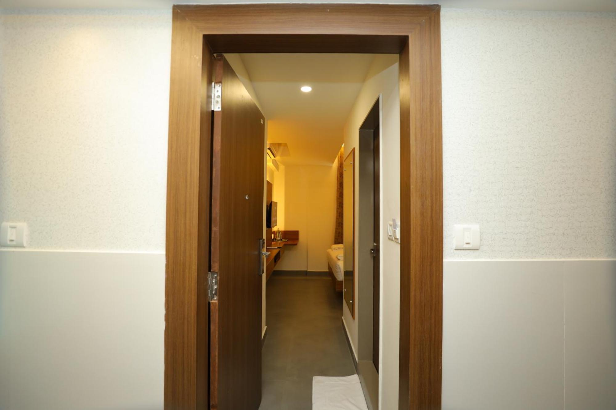 Silverkey Hotel Yelahanka Bangalore Eksteriør billede